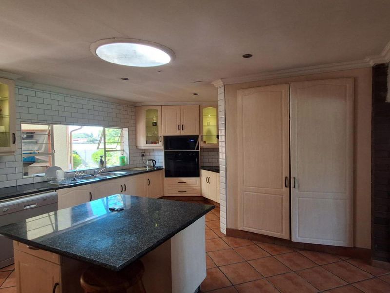 Comfortable Family Living in the Heart of Sunward Park - 3 Bedroom House - Photo 8