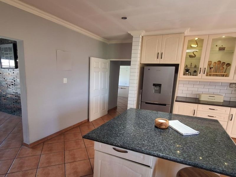 Comfortable Family Living in the Heart of Sunward Park - 3 Bedroom House - Photo 7