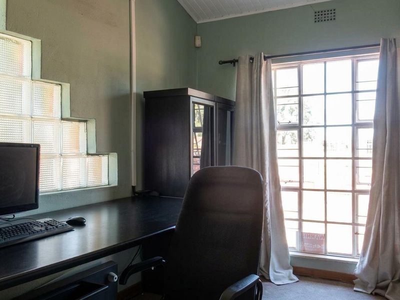 Comfortable Family Living in the Heart of Sunward Park - 3 Bedroom House - Photo 3