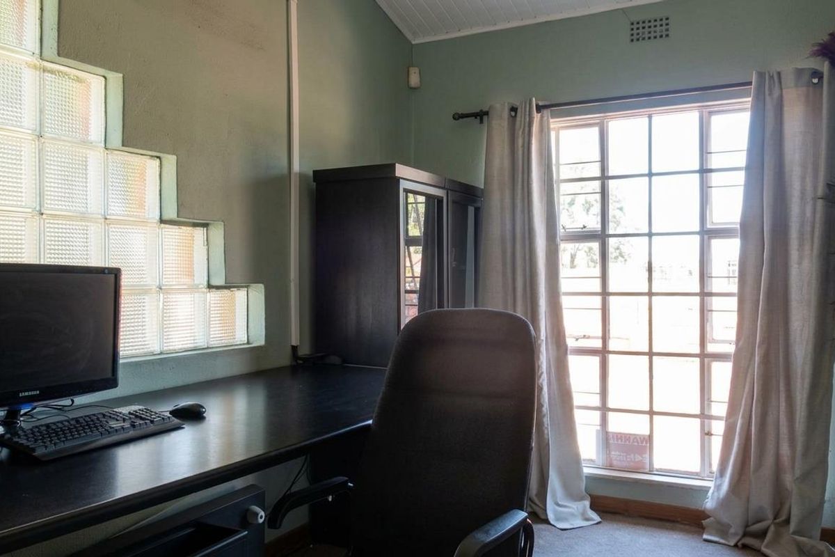 Comfortable Family Living in the Heart of Sunward Park - 3 Bedroom House - Photo 3