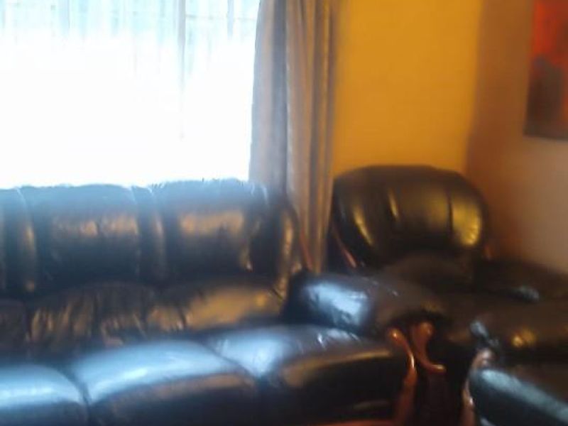 2Bedroom House To Rent in Buccleuch, Sandton - Photo 2