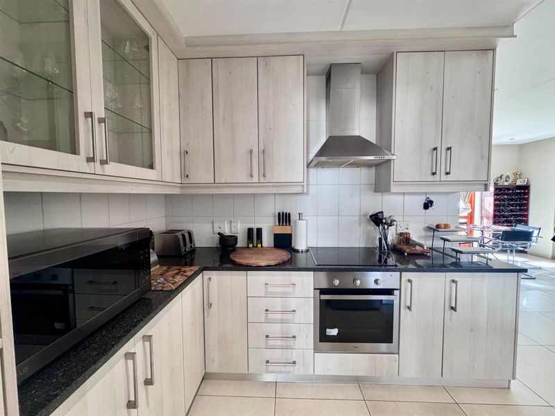 Townhouse To Rent in Graanendal, Durbanville - Photo 3