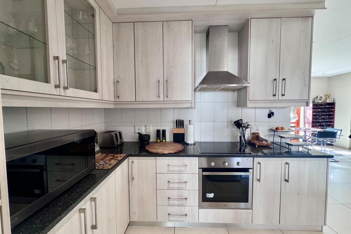 Townhouse To Rent in Graanendal, Durbanville - Photo 3
