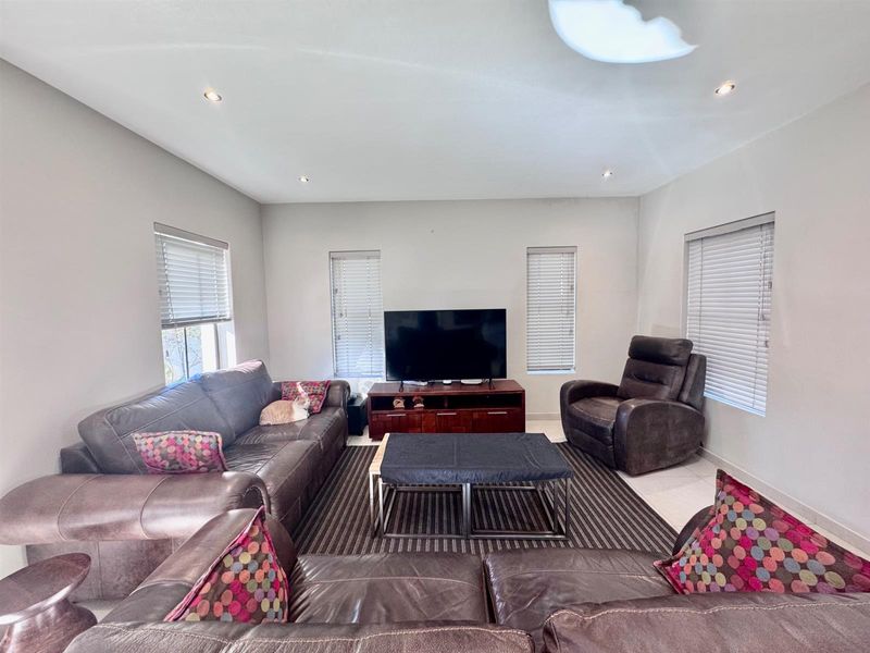 Townhouse To Rent in Graanendal, Durbanville - Photo 9