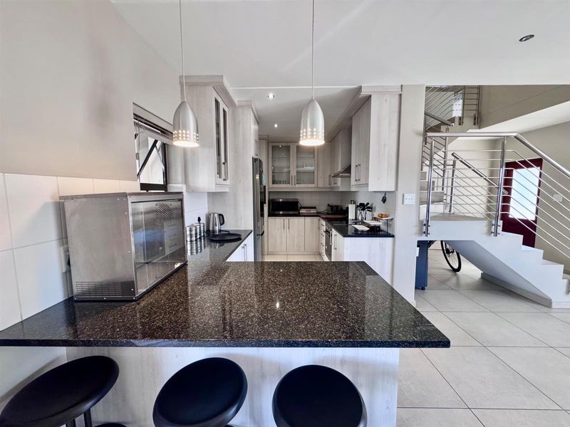 Townhouse To Rent in Graanendal, Durbanville - Photo 2