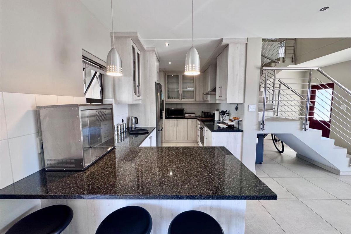 Townhouse To Rent in Graanendal, Durbanville - Photo 2