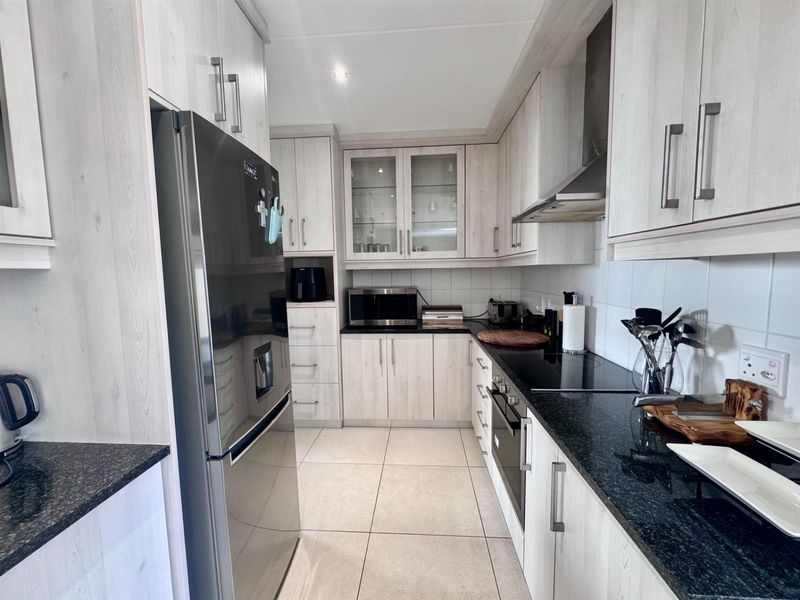 Townhouse To Rent in Graanendal, Durbanville - Photo 4
