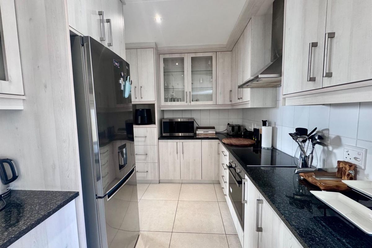 Townhouse To Rent in Graanendal, Durbanville - Photo 4
