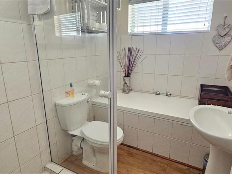 2 Bedroom Apartment to rent - Protea Heights - Photo 10