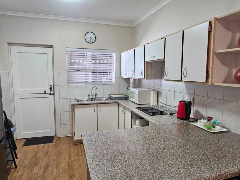 2 Bedroom Apartment to rent - Protea Heights - Photo 7