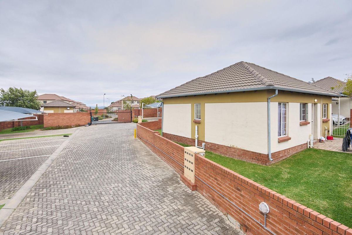 Charming 2-Bedroom Home with Private Garden The Reeds Estate - Photo 3