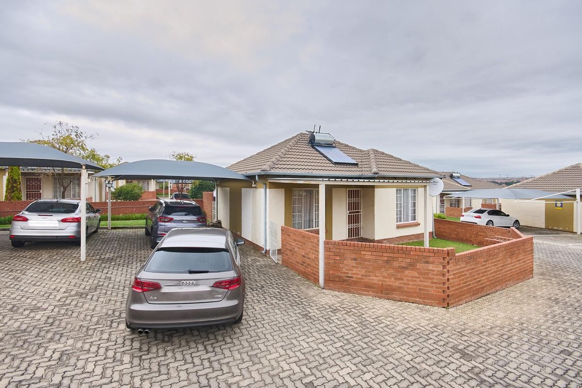 Charming 2-Bedroom Home with Private Garden The Reeds Estate - Photo 2
