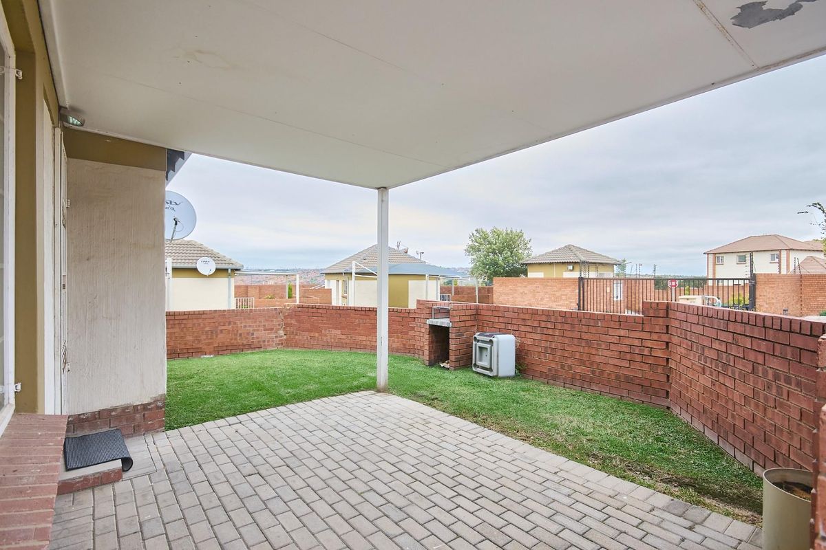 Charming 2-Bedroom Home with Private Garden The Reeds Estate - Photo 5