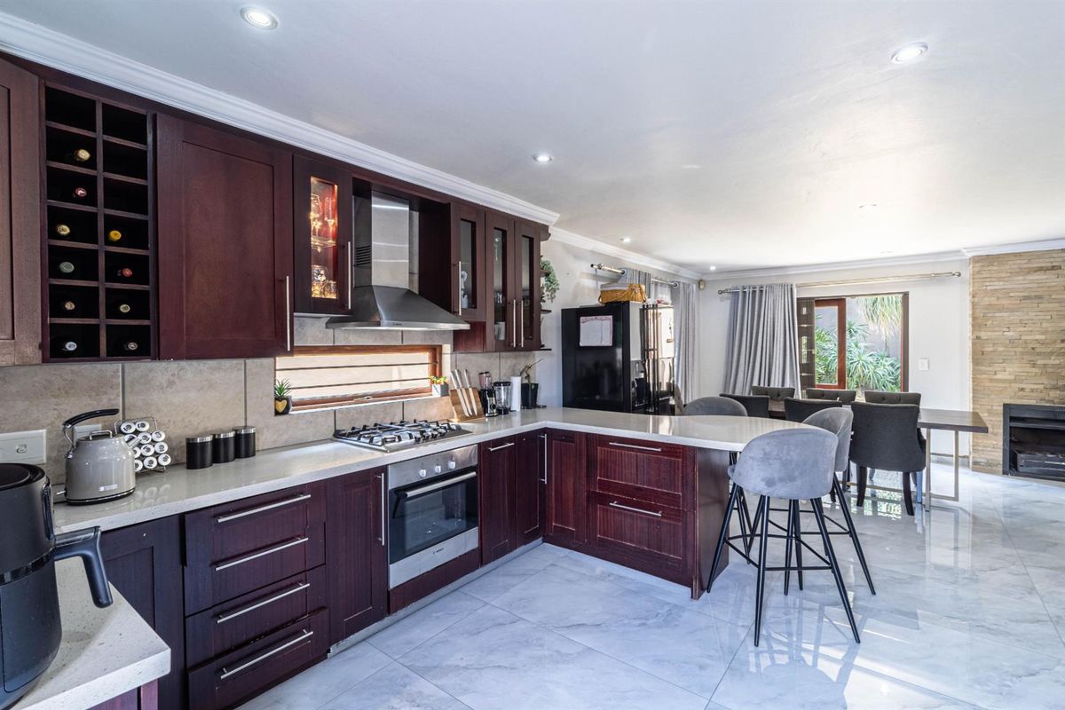 Spacious 3Bed 3,5Bath House w/pool in Fourways - Photo 4