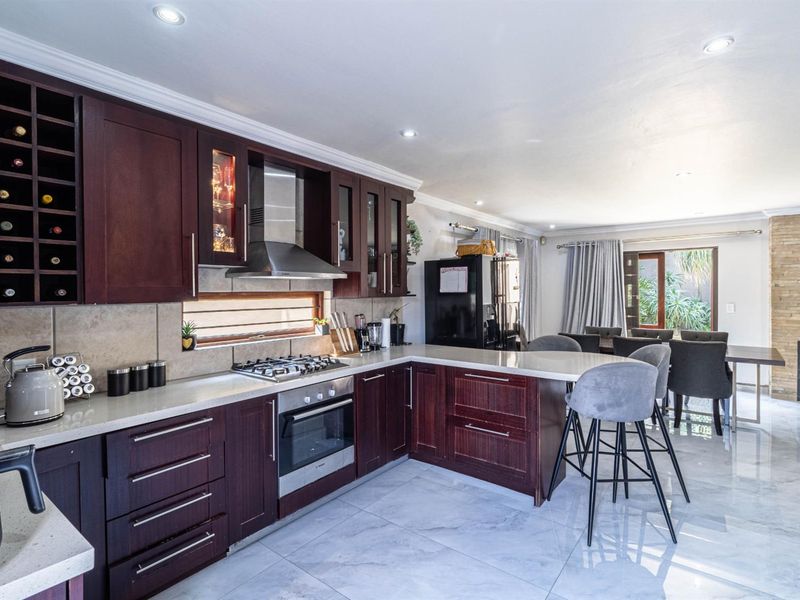 Spacious 3Bed 3,5Bath House w/pool in Fourways - Photo 4