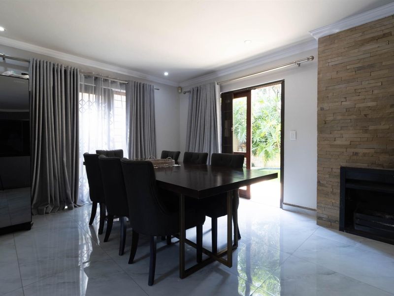 Spacious 3Bed 3,5Bath House w/pool in Fourways - Photo 7