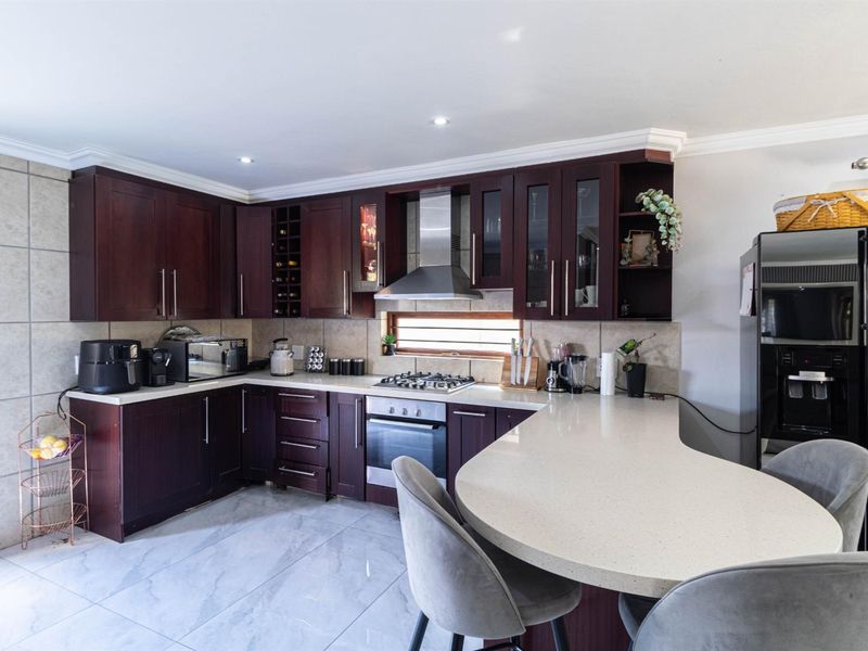 Spacious 3Bed 3,5Bath House w/pool in Fourways - Photo 2