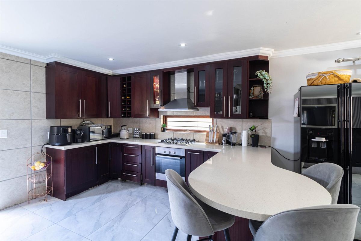 Spacious 3Bed 3,5Bath House w/pool in Fourways - Photo 2