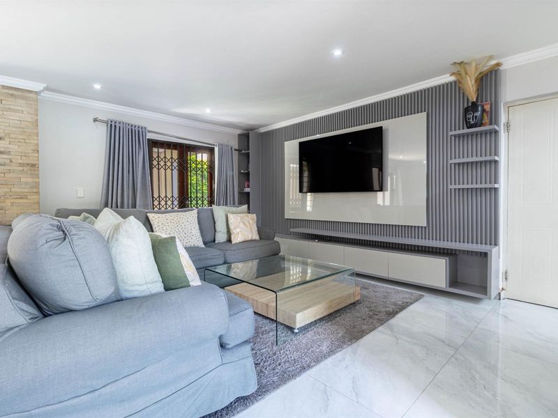 Spacious 3Bed 3,5Bath House w/pool in Fourways - Photo 9