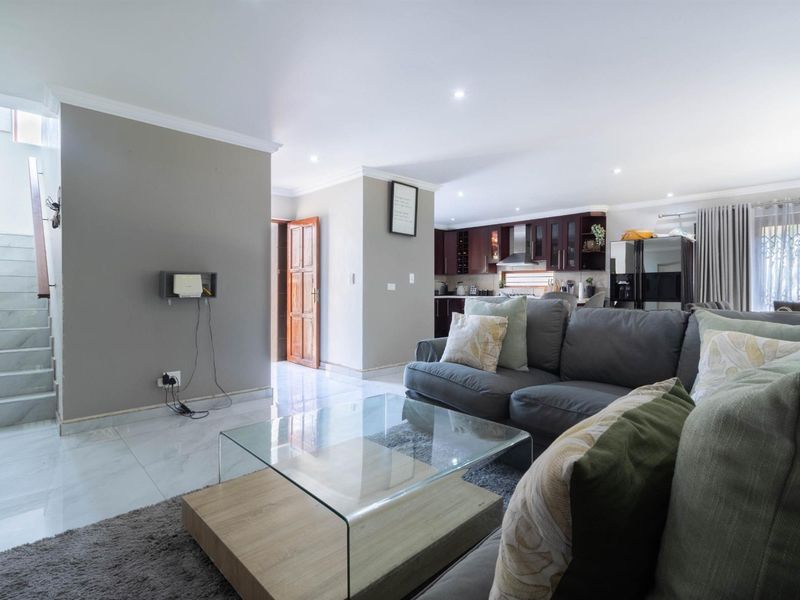 Spacious 3Bed 3,5Bath House w/pool in Fourways - Photo 10