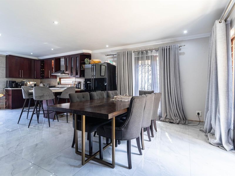Spacious 3Bed 3,5Bath House w/pool in Fourways - Photo 6