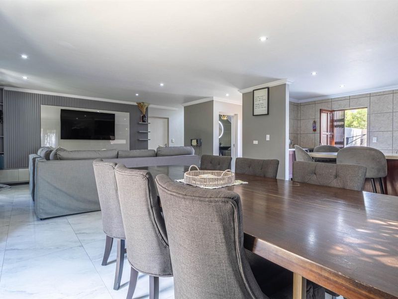 Spacious 3Bed 3,5Bath House w/pool in Fourways - Photo 5