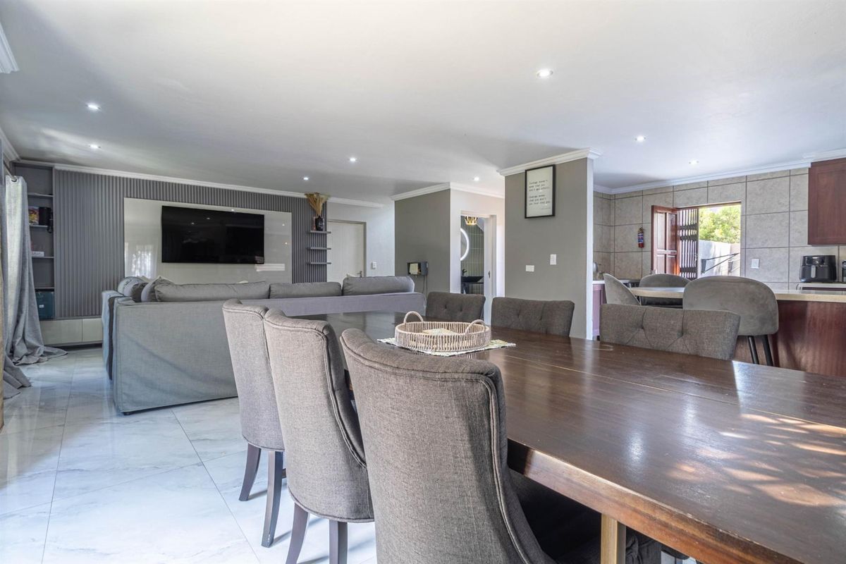 Spacious 3Bed 3,5Bath House w/pool in Fourways - Photo 5