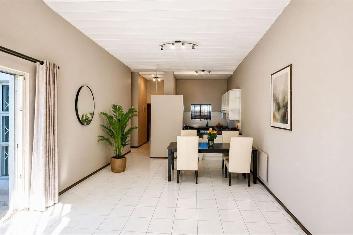 3 bed 2 bath ground floor, Lonehill - Photo 2