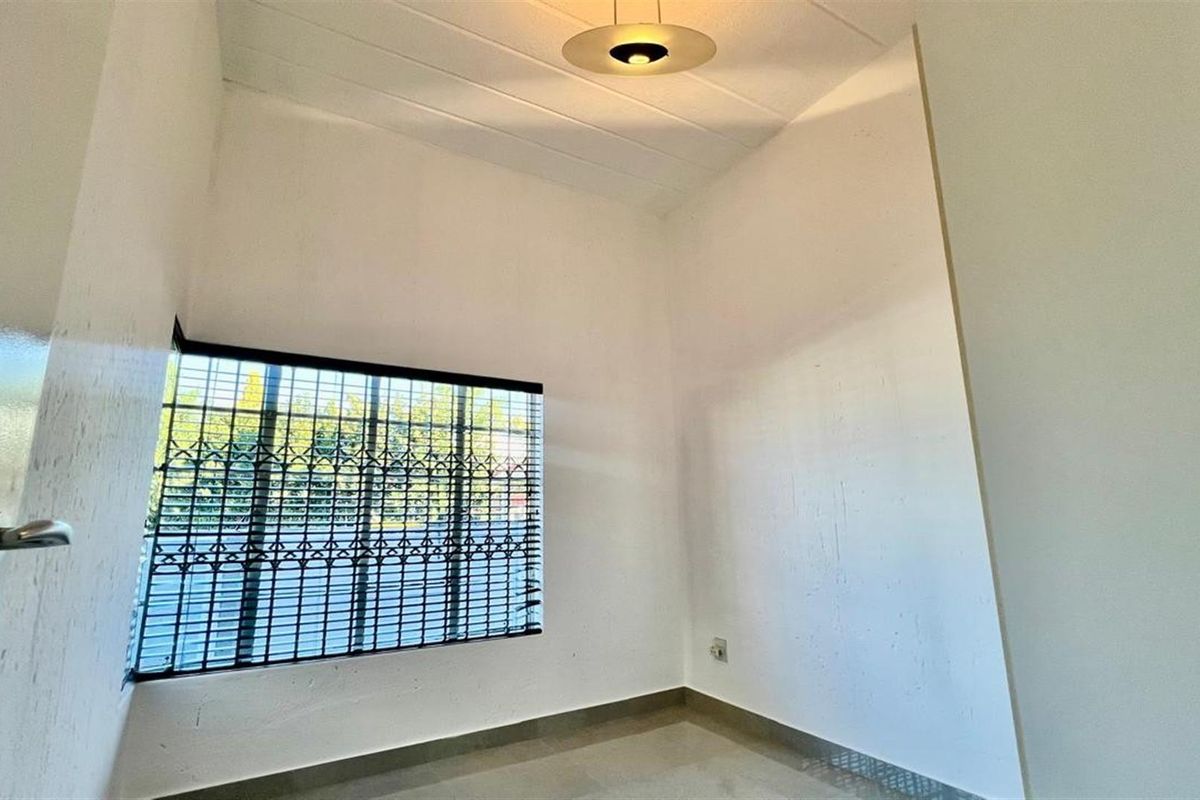 3 bed 2 bath ground floor, Lonehill - Photo 4
