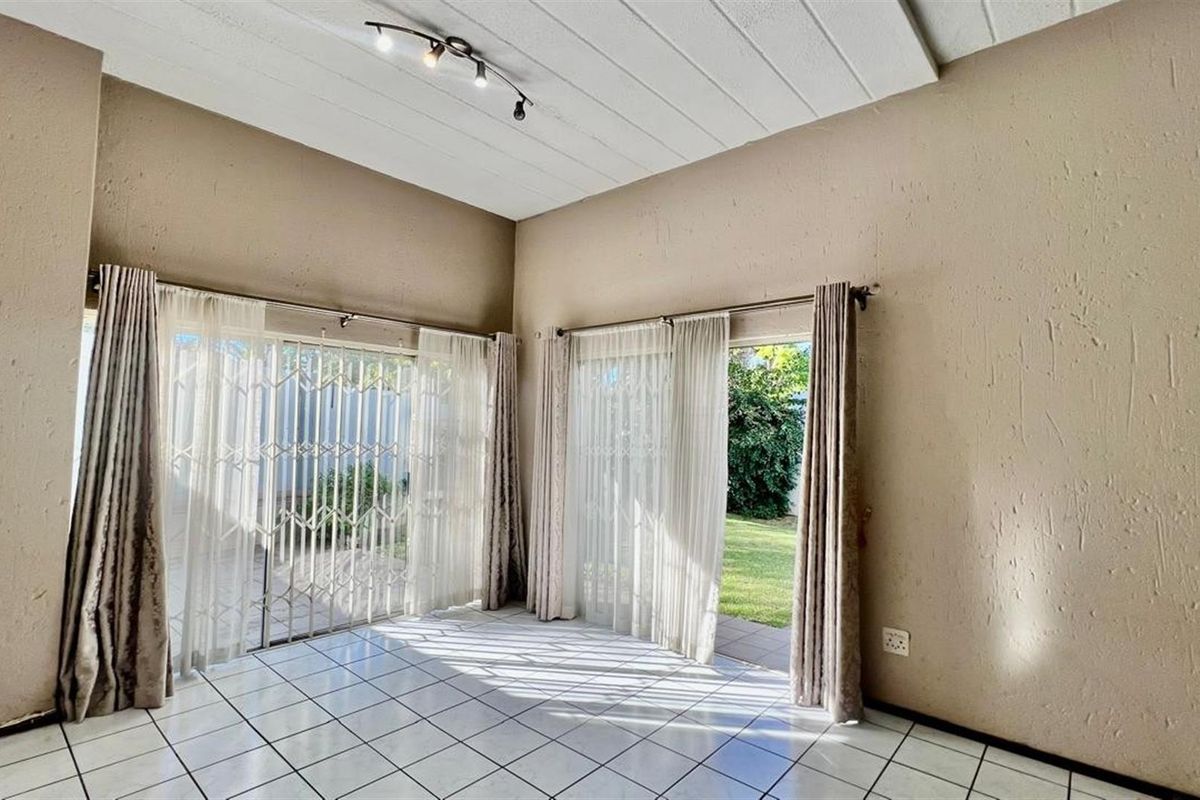 3 bed 2 bath ground floor, Lonehill - Photo 3