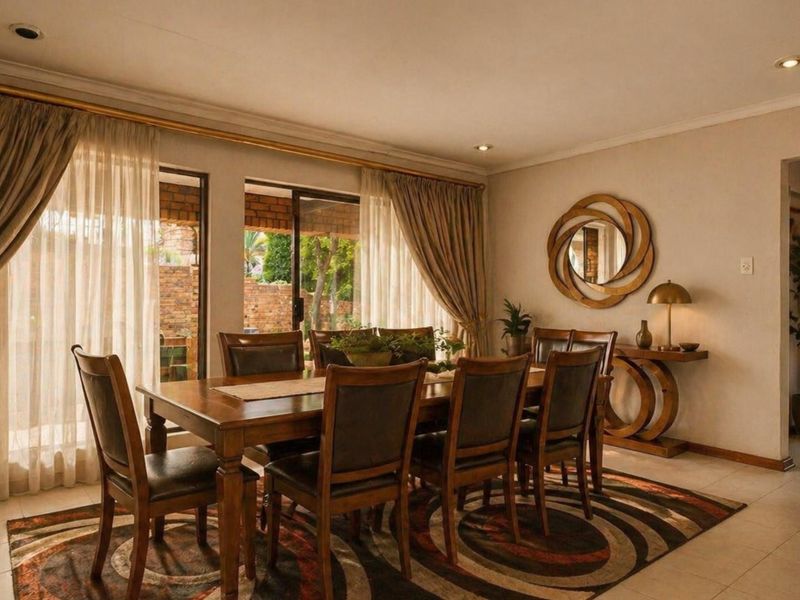 5 Bedroom Family Home with Pool and 2 Bedroom Cottage in Bassonia - Photo 5