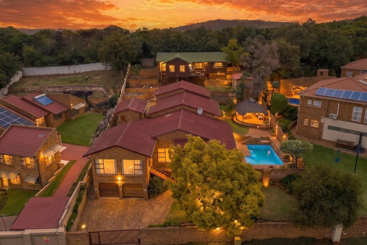 5 Bedroom Family Home with Pool and 2 Bedroom Cottage in Bassonia - Photo 2