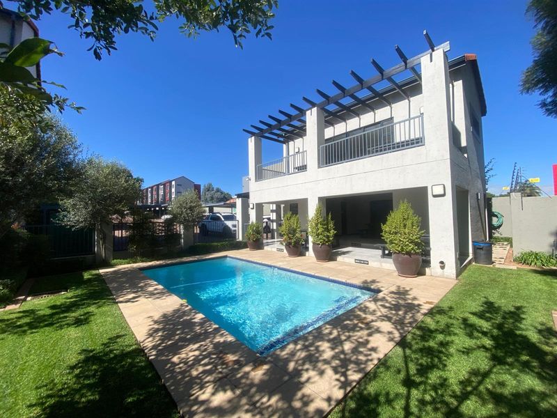3-Bedroom 2-Bathroom 2-Car Park Ground Floor Apartment Available Now For Rent in Bryanston - Photo 3