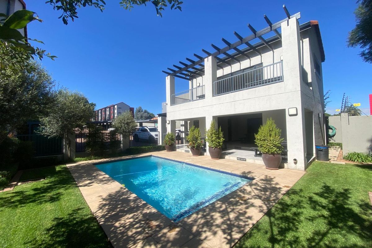 3-Bedroom 2-Bathroom 2-Car Park Ground Floor Apartment Available Now For Rent in Bryanston - Photo 3