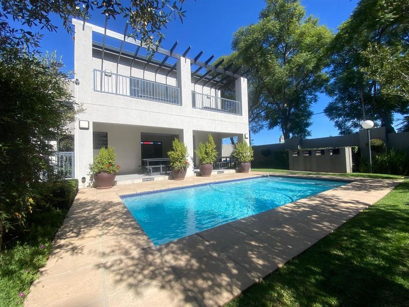 3-Bedroom 2-Bathroom 2-Car Park Ground Floor Apartment Available Now For Rent in Bryanston - Photo 2