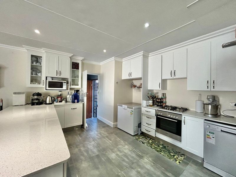 The feeling is just right at this home in Fountains Estate Jeffreys Bay - Photo 8