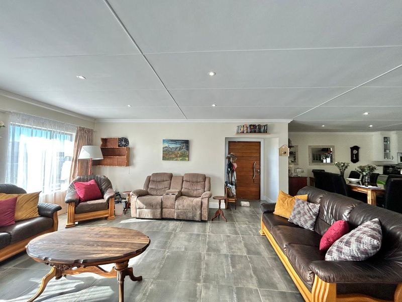 The feeling is just right at this home in Fountains Estate Jeffreys Bay - Photo 5