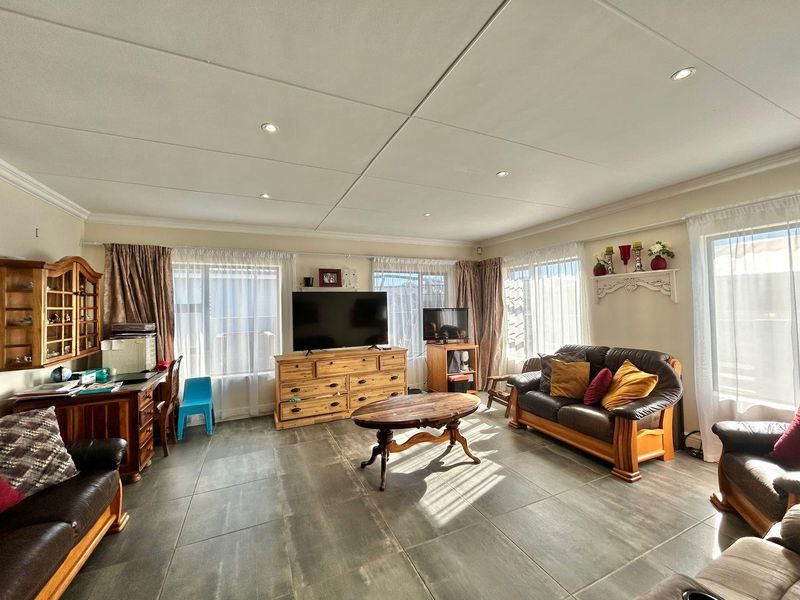 The feeling is just right at this home in Fountains Estate Jeffreys Bay - Photo 3