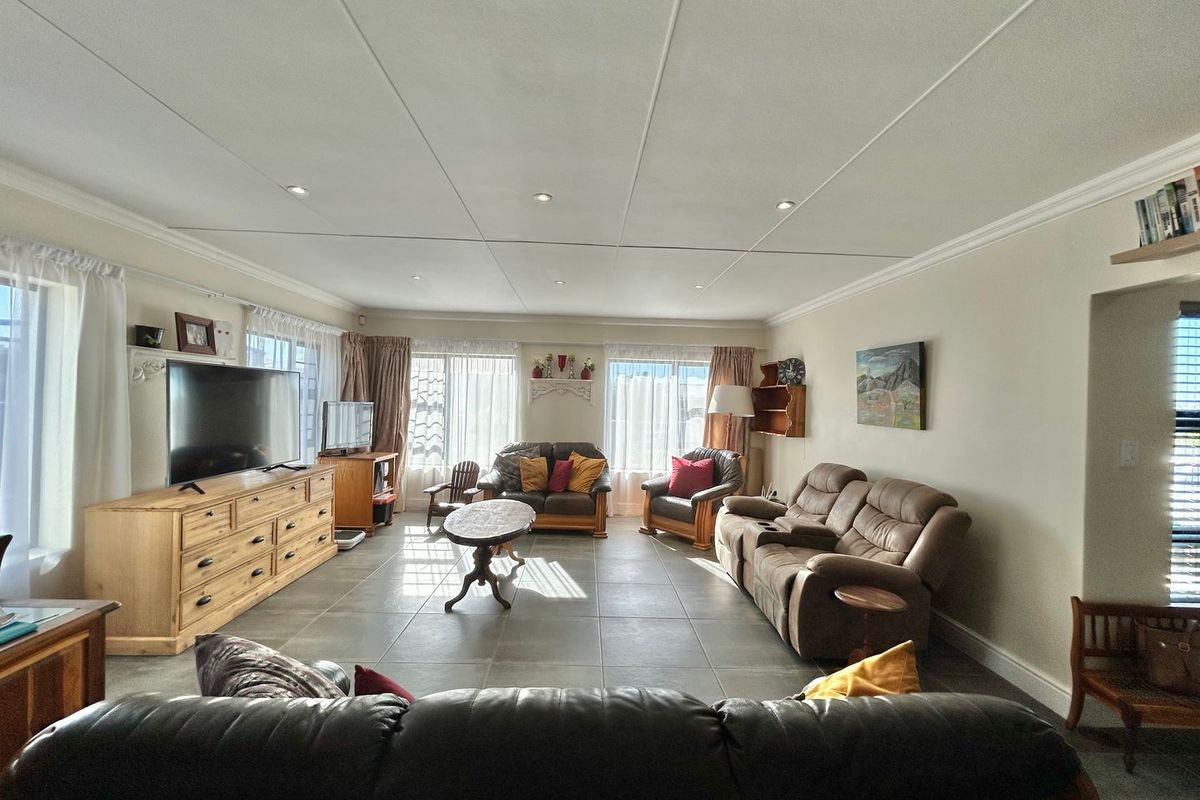 The feeling is just right at this home in Fountains Estate Jeffreys Bay - Photo 4