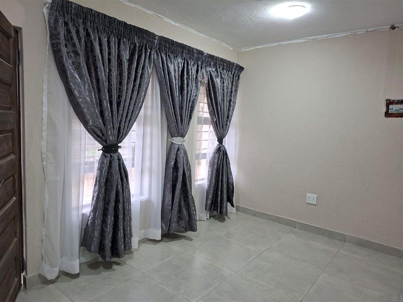 Showroom To Rent in Msholozi, White River - Photo 4