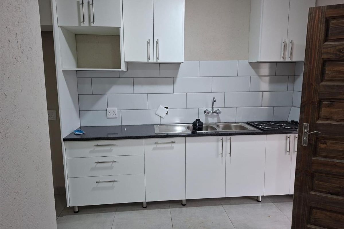 Showroom To Rent in Msholozi, White River - Photo 2
