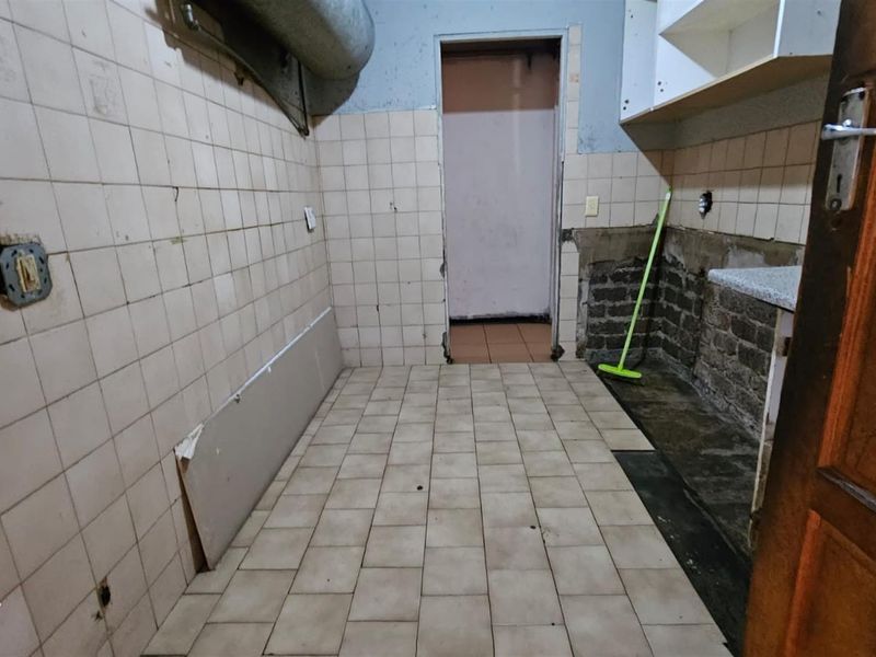2-3 BED APARTMENT WITH GARAGE FOR SALE - Photo 4