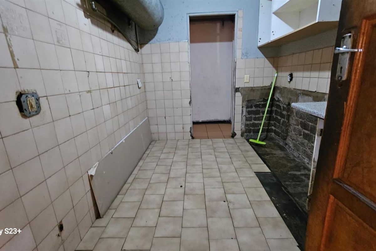 2-3 BED APARTMENT WITH GARAGE FOR SALE - Photo 4