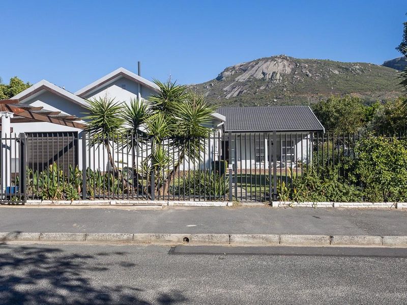 A Home with Space, Light and Mountain Views in Paarl - Photo 2