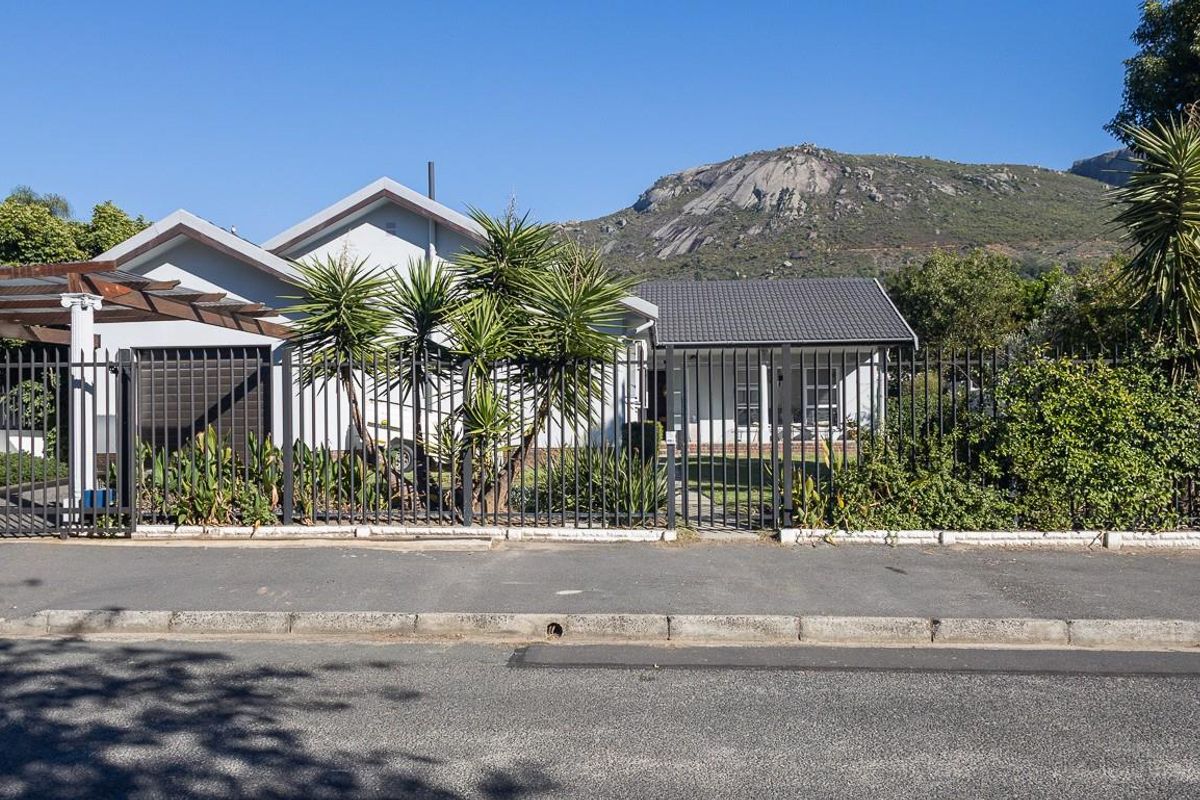 A Home with Space, Light and Mountain Views in Paarl - Photo 2