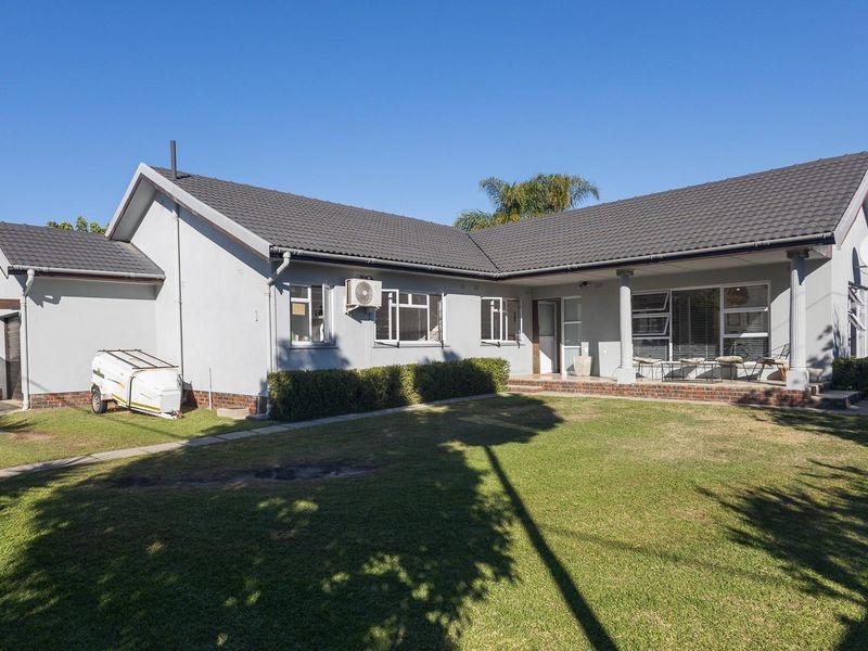 A Home with Space, Light and Mountain Views in Paarl - Photo 3