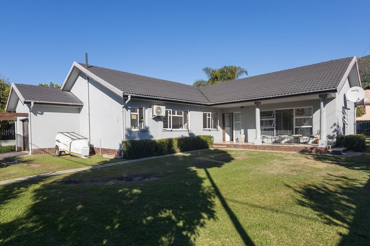 A Home with Space, Light and Mountain Views in Paarl - Photo 3