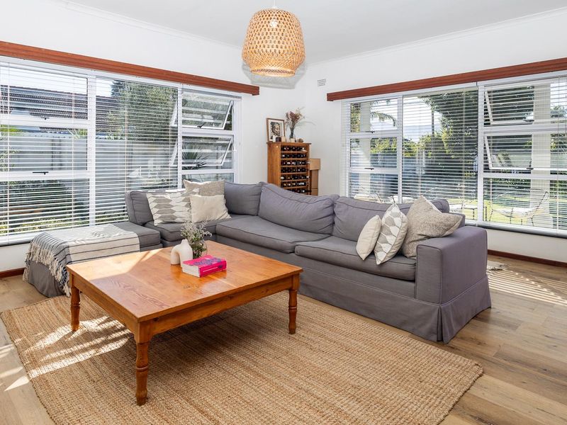 A Home with Space, Light and Mountain Views in Paarl - Photo 7