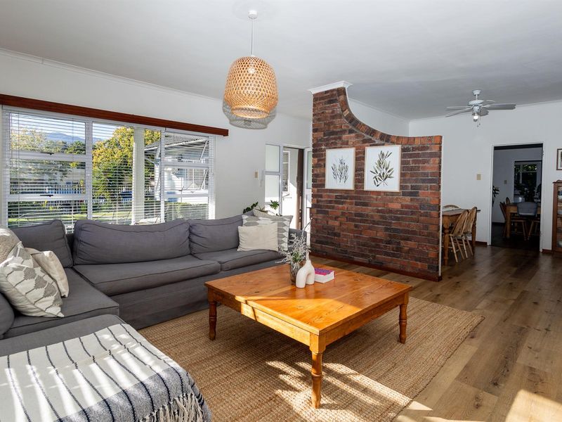 A Home with Space, Light and Mountain Views in Paarl - Photo 5