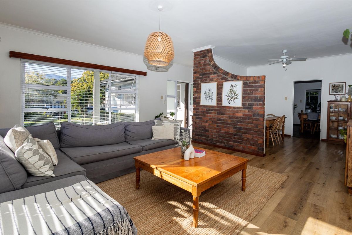A Home with Space, Light and Mountain Views in Paarl - Photo 5